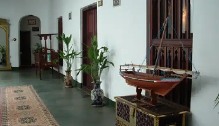 4 Dhow Palace Hotel