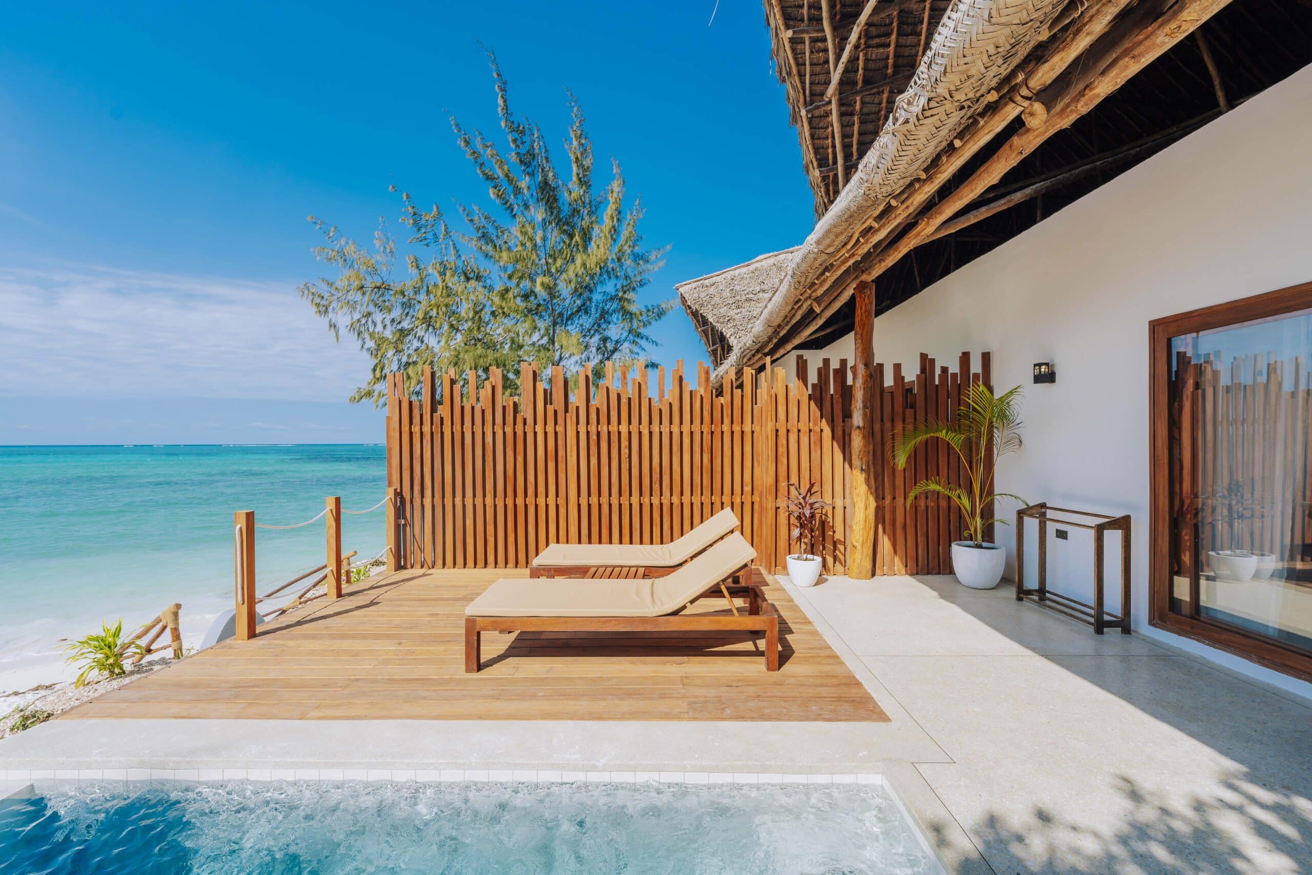 Pongwe room 23 pool, beach beds