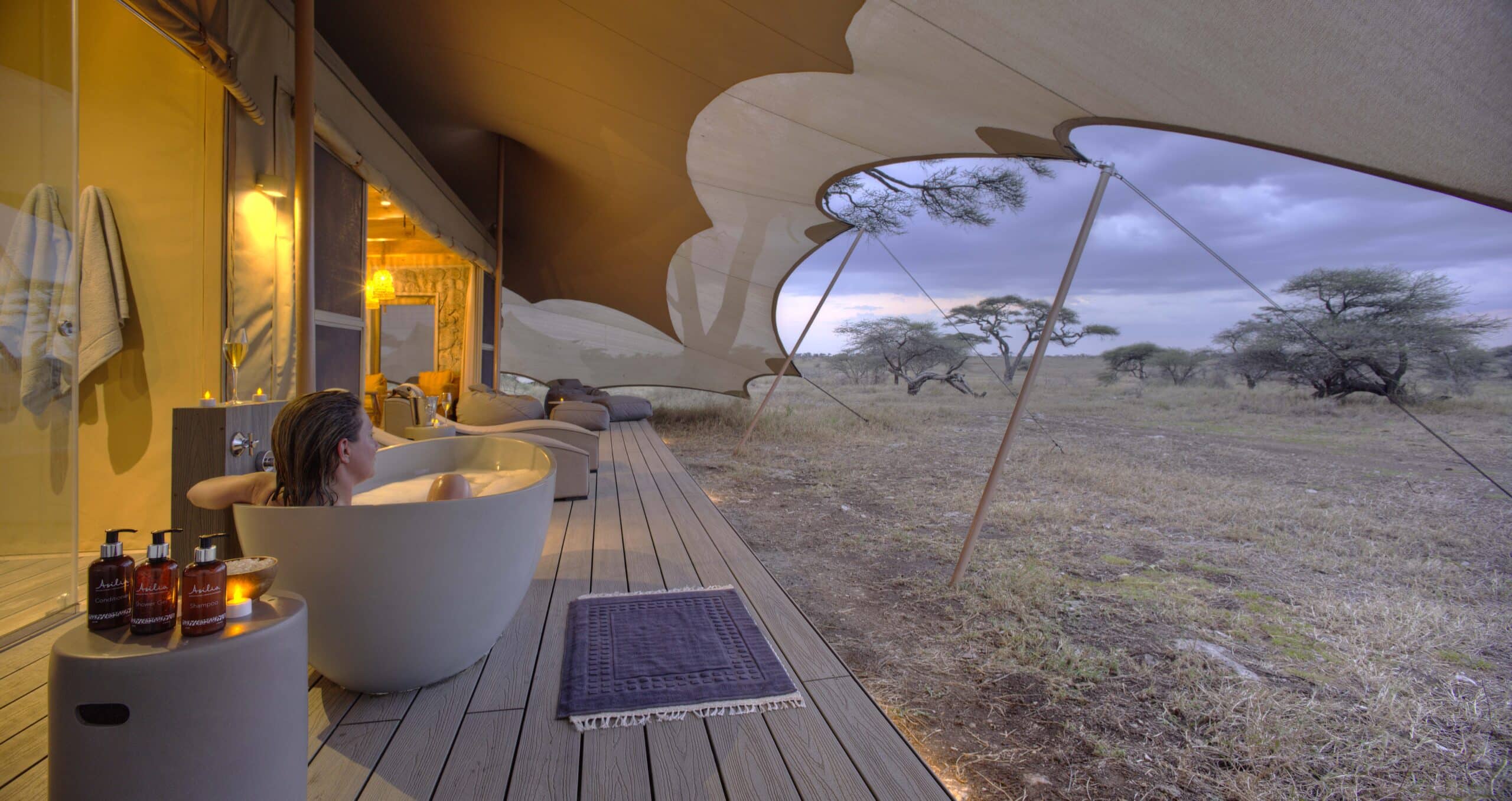 Namiri Plains - Tent deck bathtub